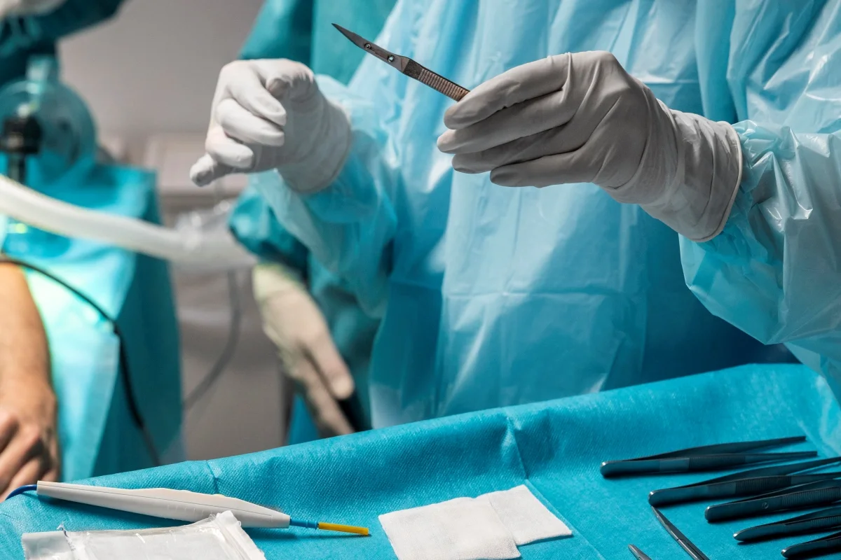 Médicos em cirurgia - Metrópoles