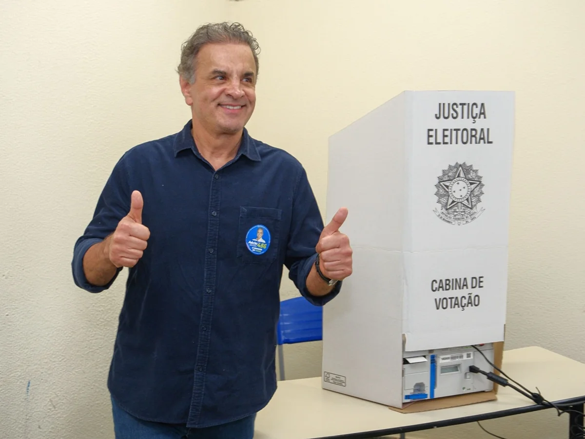 Candidato ao Senado, Aécio Neves vota em escola de BH: "Estou otimista"
