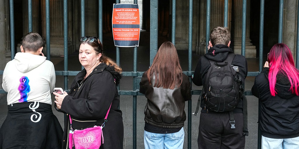 O Louvre afasta turistas enquanto Paris se prepara para uma nova onda de violência após distúrbios destrutivos