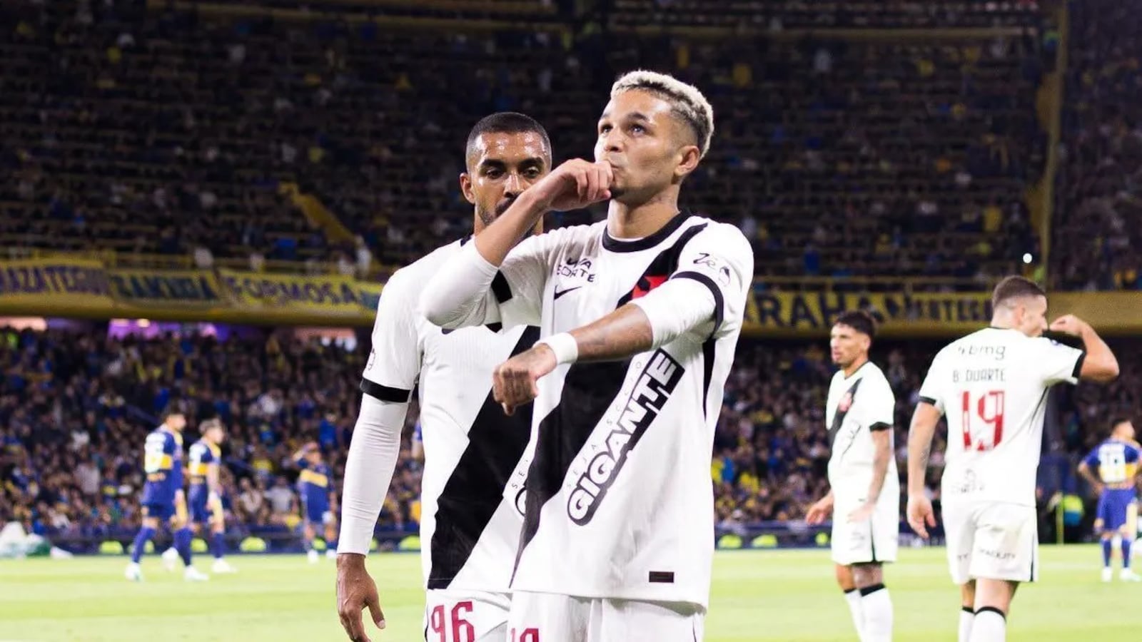 Saindo das trevas. Adson comemora o gol histórico. Desde 1951, o Vasco não vencia o Boca Juniors Matheus Lima/Vasco da Gama
