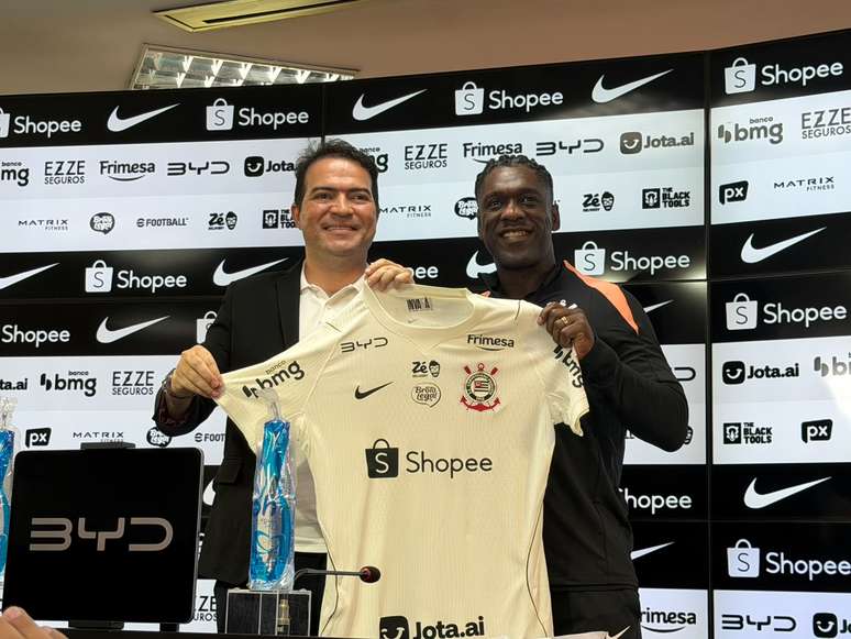 Seedorf é apresentado como novo treinador do Corinthians