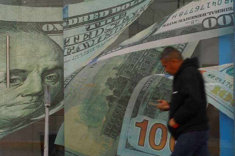 Queda do dólar e alta da Bolsa: entenda euforia do mercado com Flávio Bolsonaro à frente de Lula para disputa do 2º turno