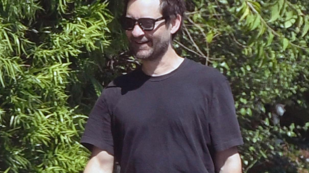 De Spider-Man... ¿a sacerdote? Tobey Maguire oficia la boda de su exesposa Jennifer Meyer en Hawái