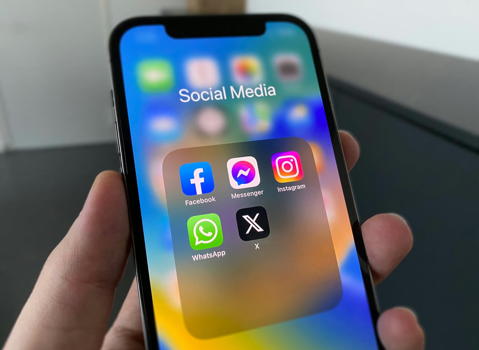 EUA ampliam análise de redes sociais para os vistos I, TN e TD. Foto de Julian na Unsplash