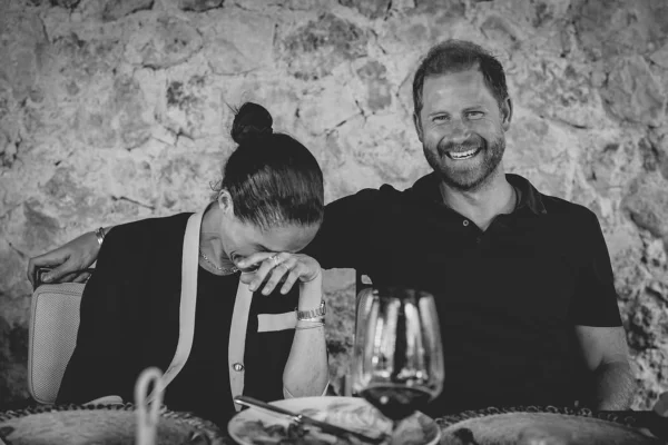 Harry chama atenção ao "puxar" rabo de cavalo de Meghan em gesto de carinho