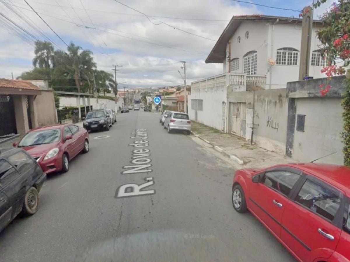 Kombi com 3 crianças é alvo de ataque a tiros; pai é morto e mãe, baleada