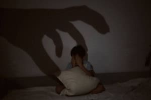 Imagens de abuso infantil geradas por IA crescem 40% em 2026