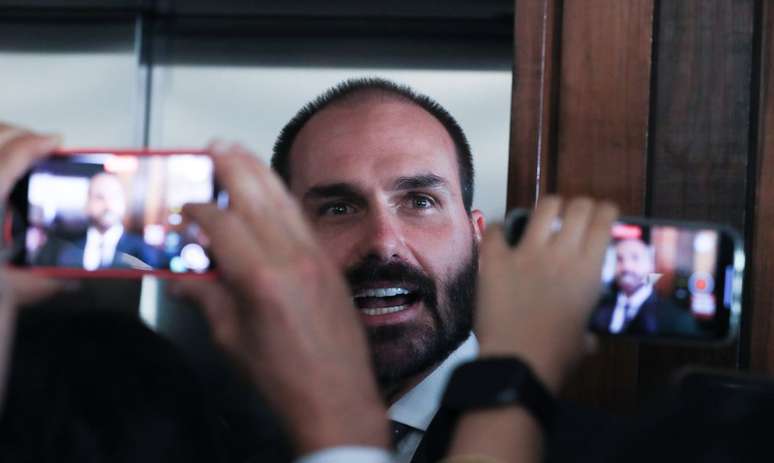 Eduardo Bolsonaro pode votar nas eleições morando nos EUA, mesmo após condenação e inelegibilidade?