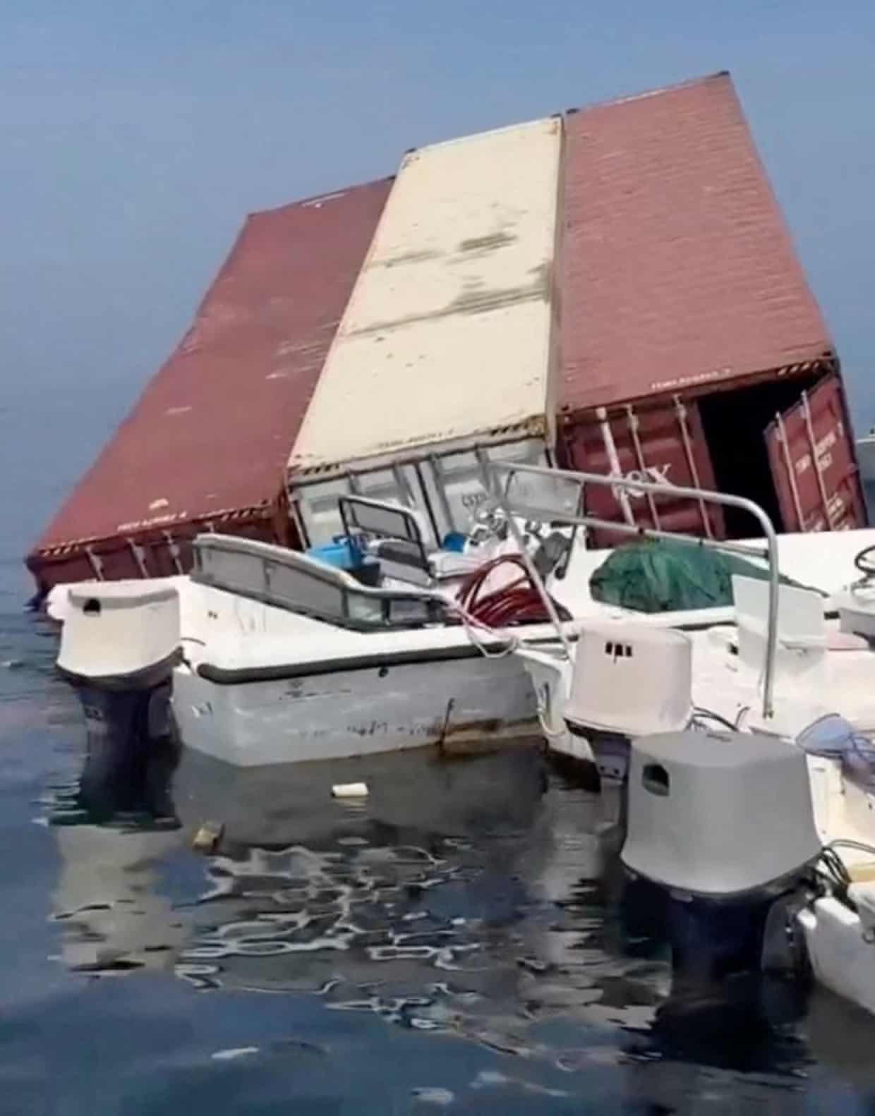 Pessoas varrem o estreito de Ormuz em busca de carga derramada após Irã atacar navios porta-contêineres