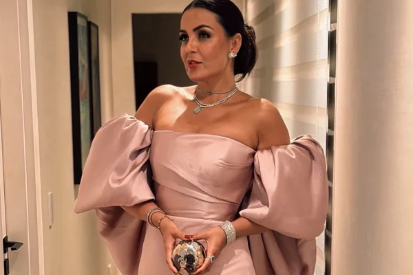 Gardênia Cavalcanti vai a evento com relógio que pertenceu a Hebe Camargo