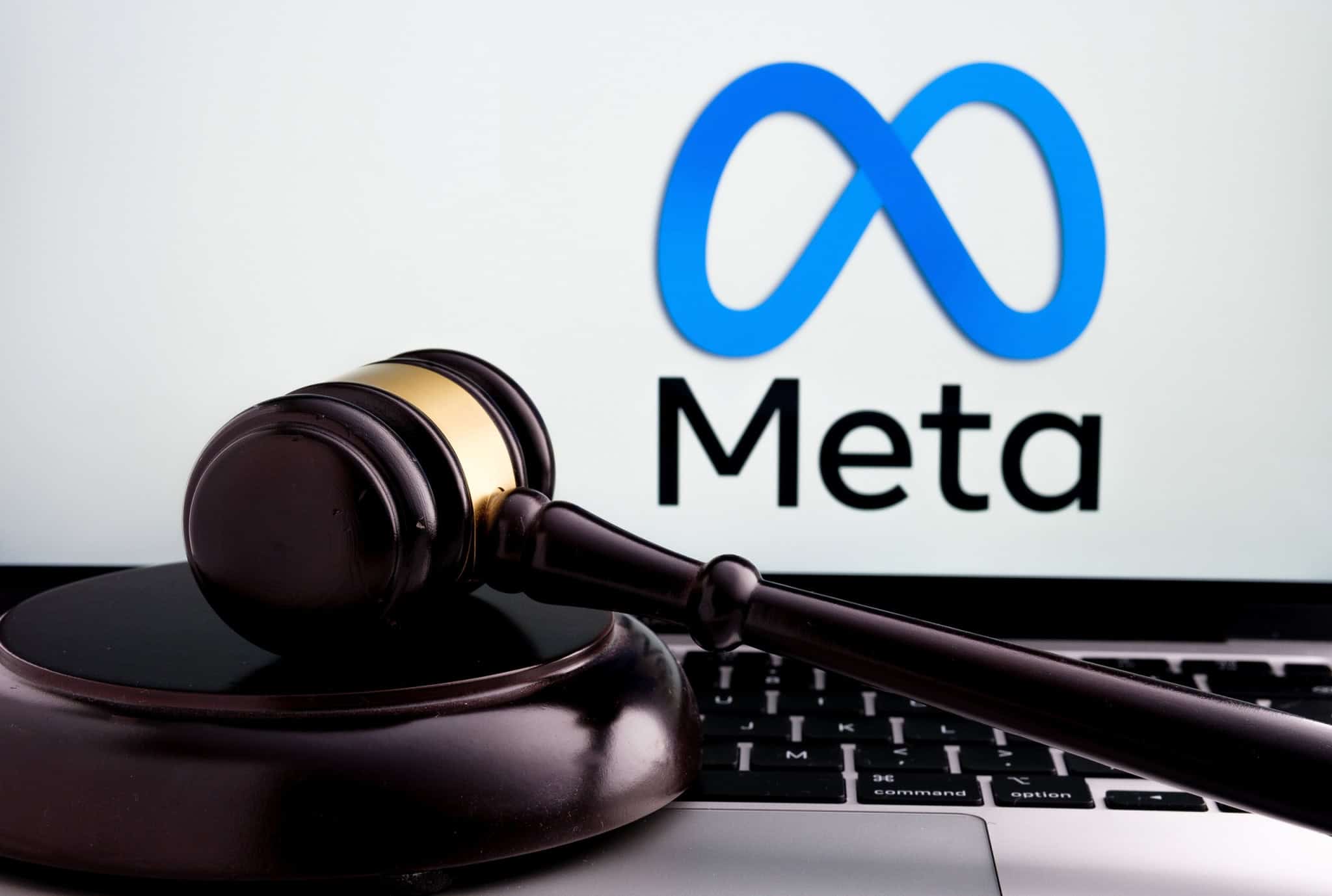 Julgamento. Ao fundo, logo da Meta na tela de um notebook; à frente, um martelo de juiz