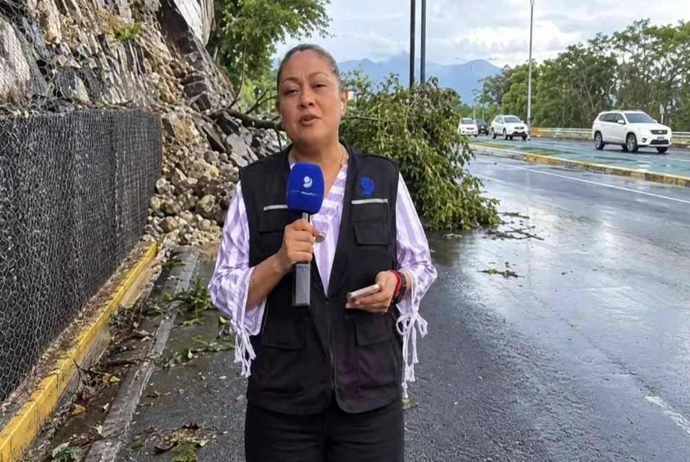 O repórter estava ao vivo quando foi atingido por um veículo que perdeu o controle