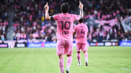 Lionel Messi marcó de cabeza a pase de Luis Alberto Suárez Díaz.