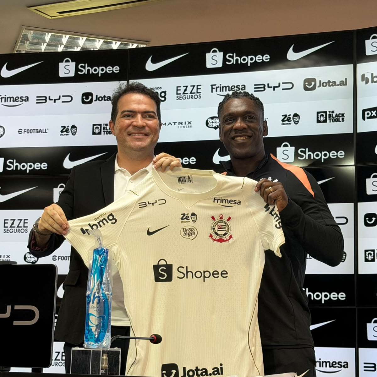 Seedorf é apresentado como novo treinador do Corinthians