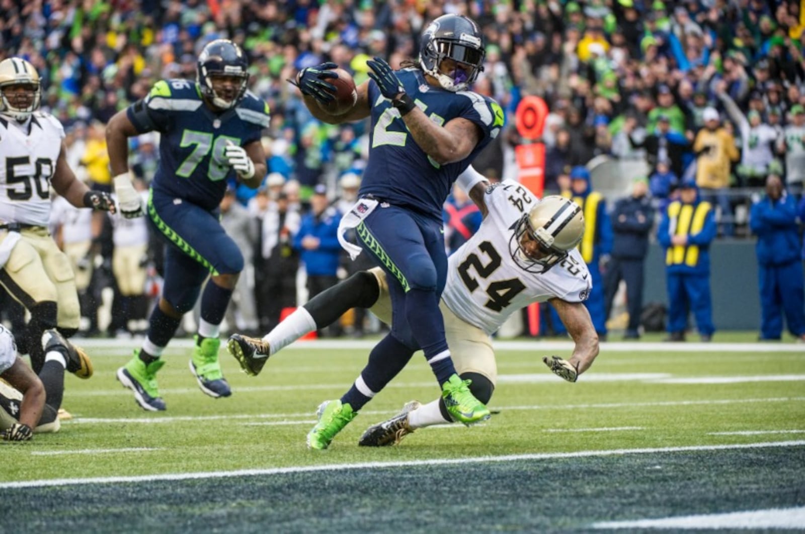 O então running back do Seattle Seahawks, Marshawn Lynch, entrando na end zone para touchdown contra o New Orleans Saints Reprodução Site/Seattle Seahawks/Rod Mar