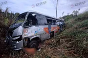 Micro-ônibus é fechado por caminhão, cai em ribanceira e deixa 3 mortos - imagem 2