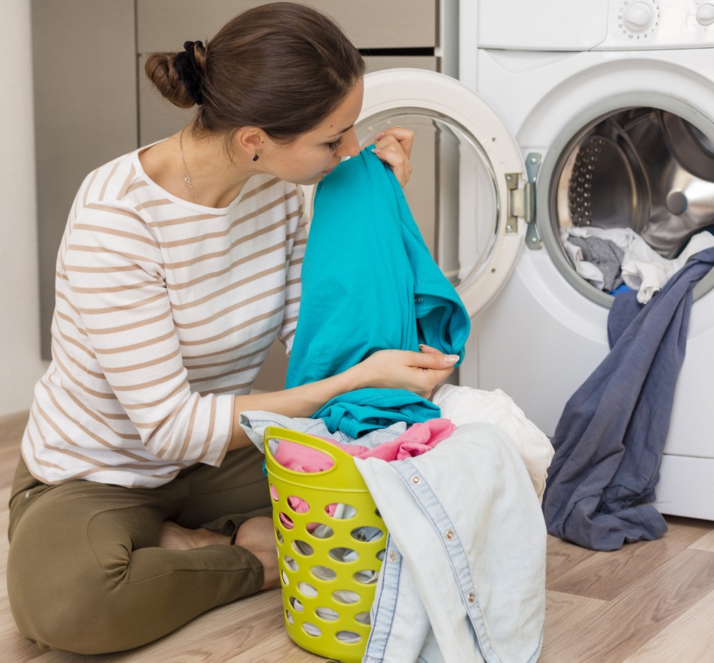 Suas roupas apresentam mau cheiro mesmo após a lavagem na máquina? É fácil de resolver; leia — Foto: Reprodução/Magnific (Freepik)