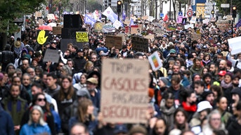 O Louvre afasta turistas enquanto Paris se prepara para uma nova onda de violência após distúrbios destrutivos