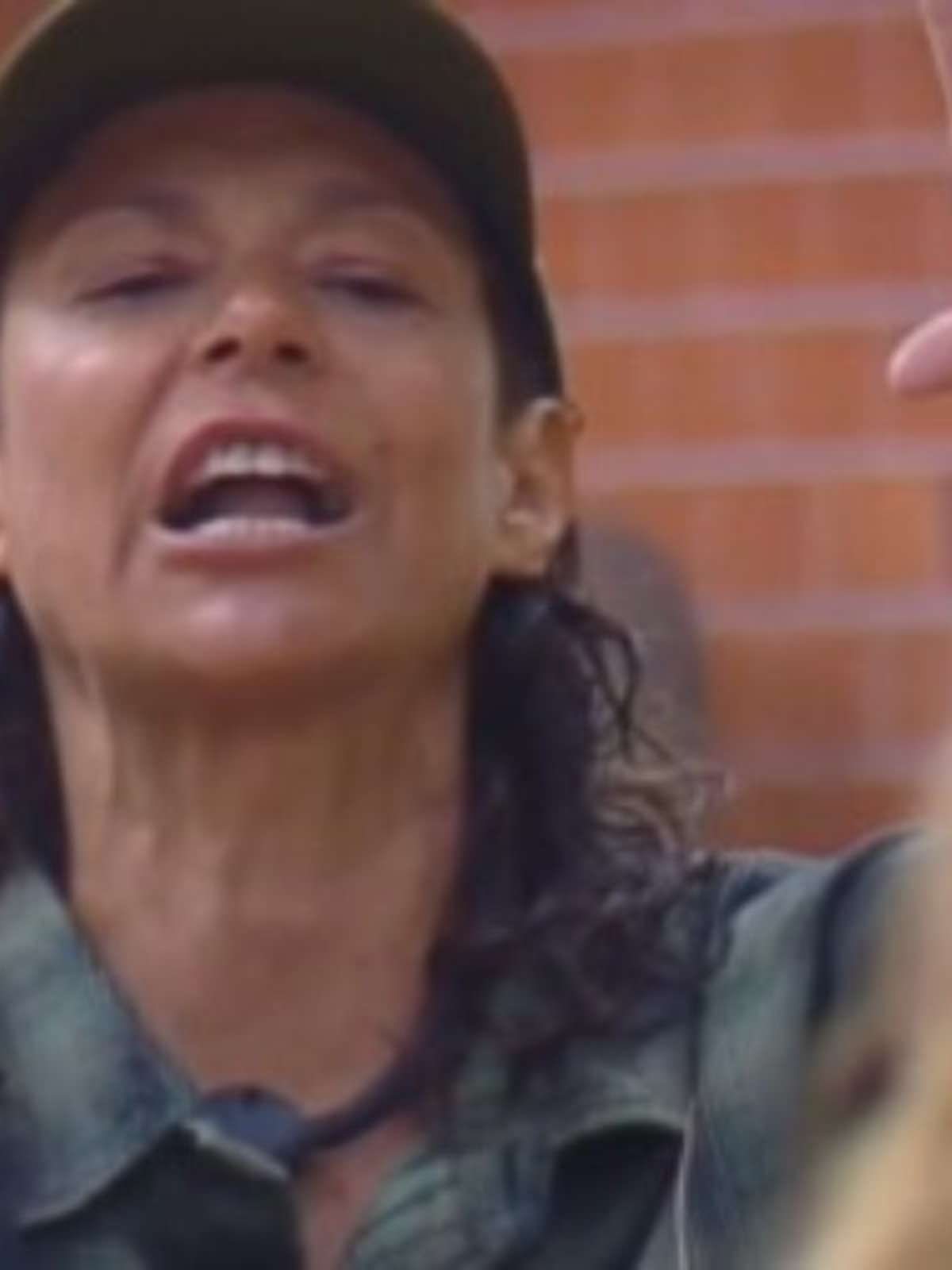 A Fazenda: Ariela e Giovanna jogam leite uma na outra e provocam briga generalizada