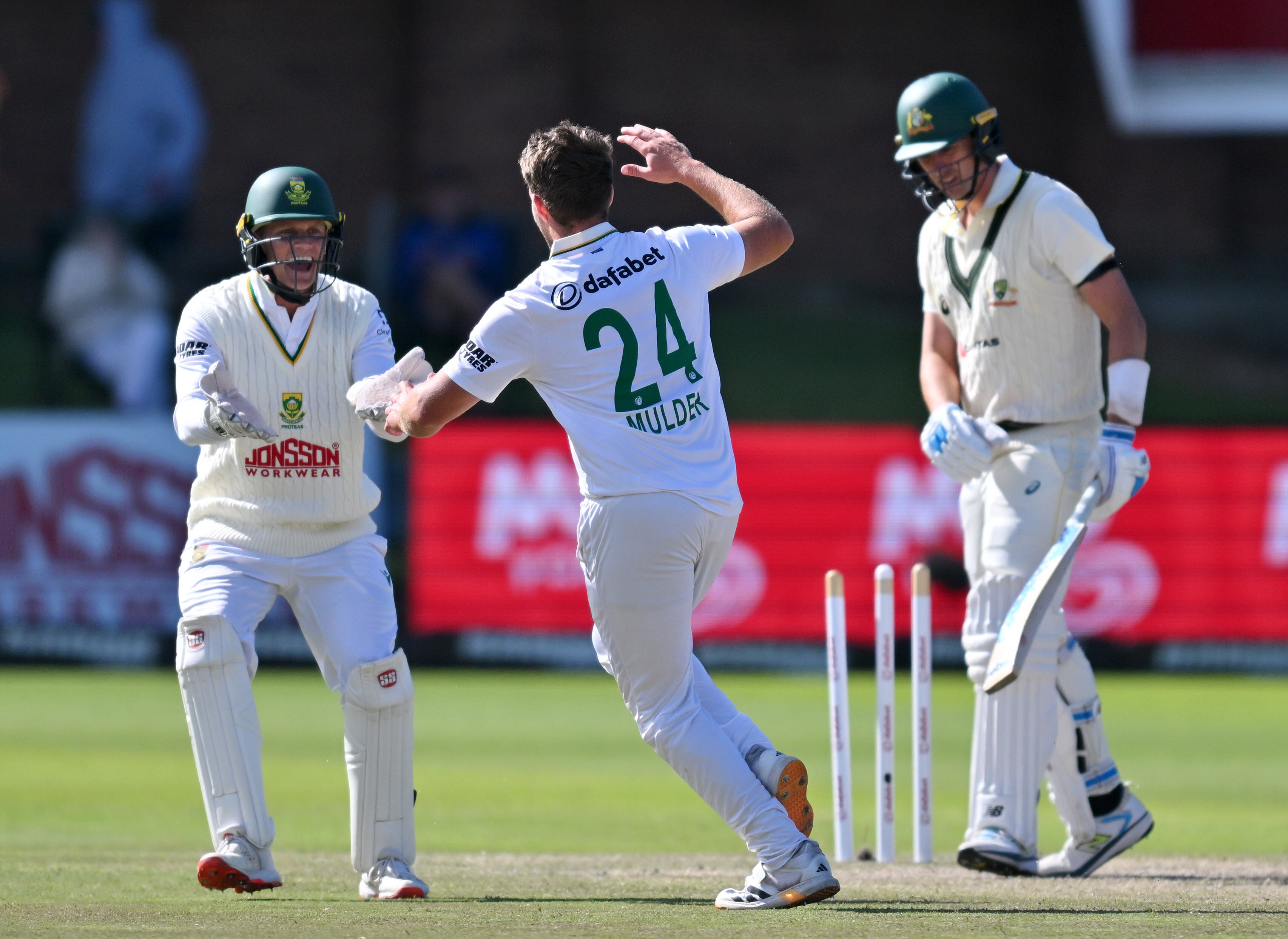 Os Proteas marcam um innings impressionante e uma vitória por 31 corridas na segunda prova