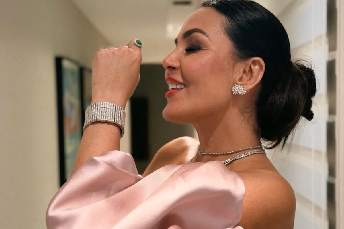 Gardênia Cavalcanti vai a evento com relógio que pertenceu a Hebe Camargo