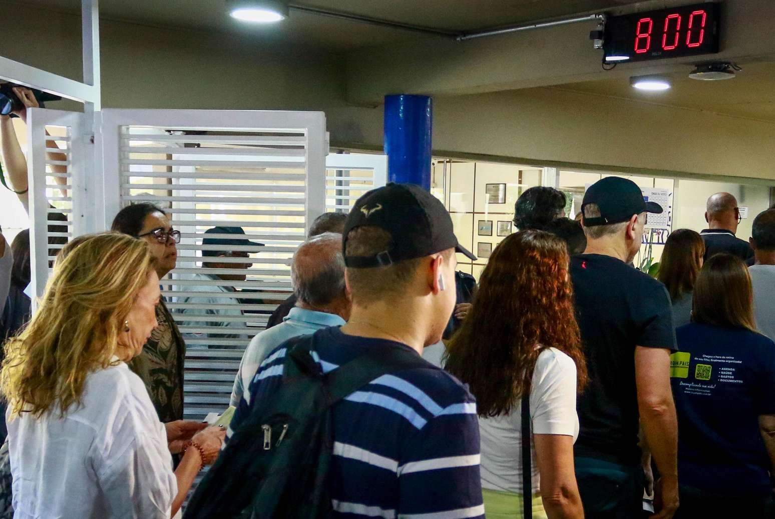Neste domingo (4), cerca de 158 milh&otilde;es de eleitores brasileiros v&atilde;o &agrave;s urnas para escolher deputados federais, estaduais (ou distritais), senadores, governadores e o presidente da Rep&uacute;blica. Na foto, eleitores chegam ao Col&eacute;gio Miguel de Cervantes, na zona sul da capital para vota&ccedil;&atilde;o do 1&ordm; turno das elei&ccedil;&otilde;es 2026