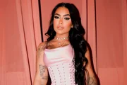 Malévola detona MC Mirella por apoiar Flávio Bolsonaro: “Toma vergonha”