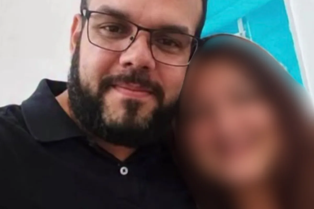 Hiago Moreira Schnornberger, homem suspeito de matar a namorada, foi condenado a 24 anos de prisão pelo crime de feminicídio cometido em 2016 contra a ex-namorada