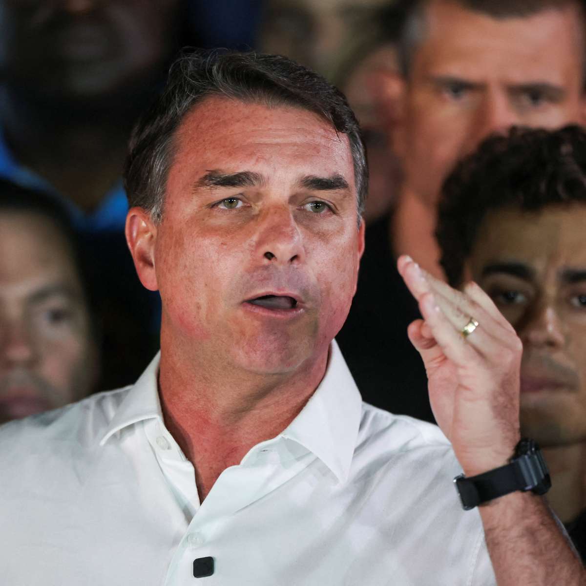Departamento de Estado analisa 'assunto Flávio' após senador deixar o Brasil rumo aos EUA