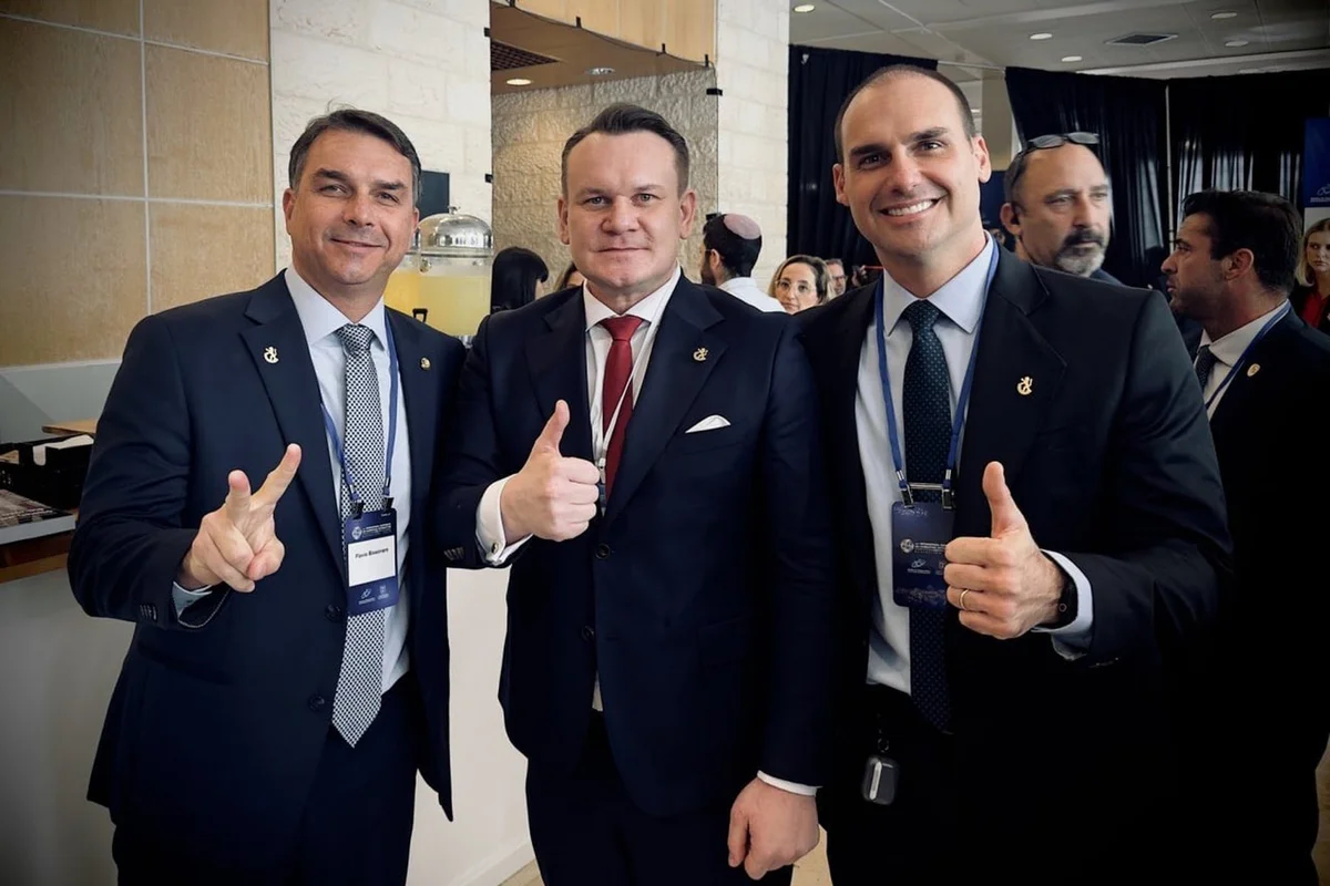 Deputado polonês aliado de Flávio "caça" brasileiras na web por apoio ao PT