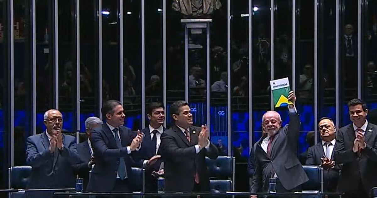 Em 'data histórica', Congresso promulga fim da escala 6x1 em sessão com Lula