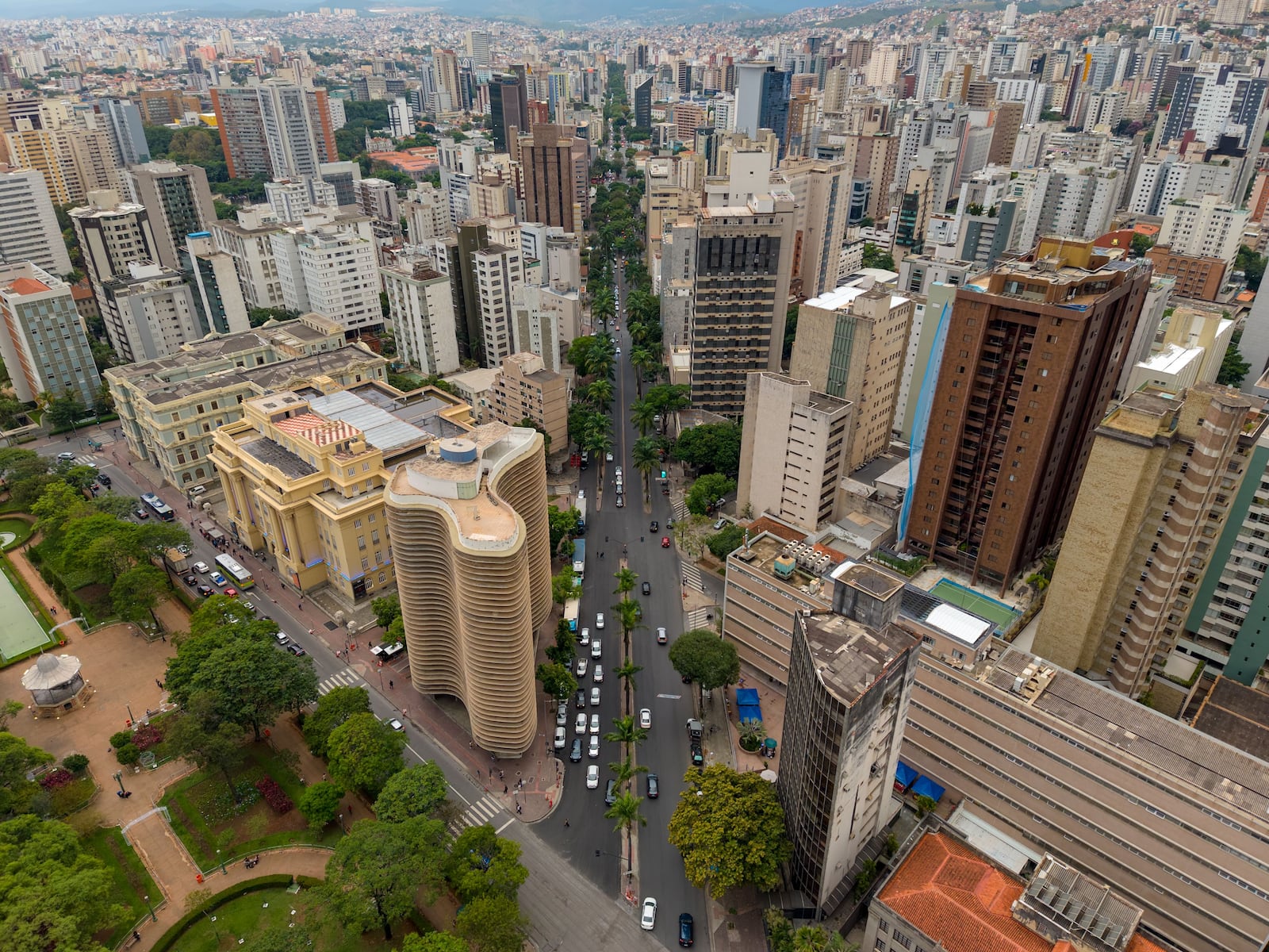 Vista aérea que destaca o dinâmico horizonte urbano de Belo Horizonte Malcoln Oliveira / Pexels