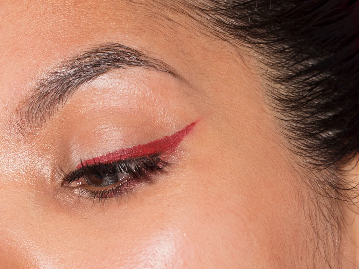 Delineado vermelho vira trend de make para o Halloween; confira inspirações