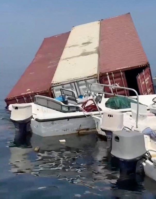 Pessoas varrem o estreito de Ormuz em busca de carga derramada após Irã atacar navios porta-contêineres