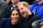 Harry chama atenção ao "puxar" rabo de cavalo de Meghan em gesto de carinho