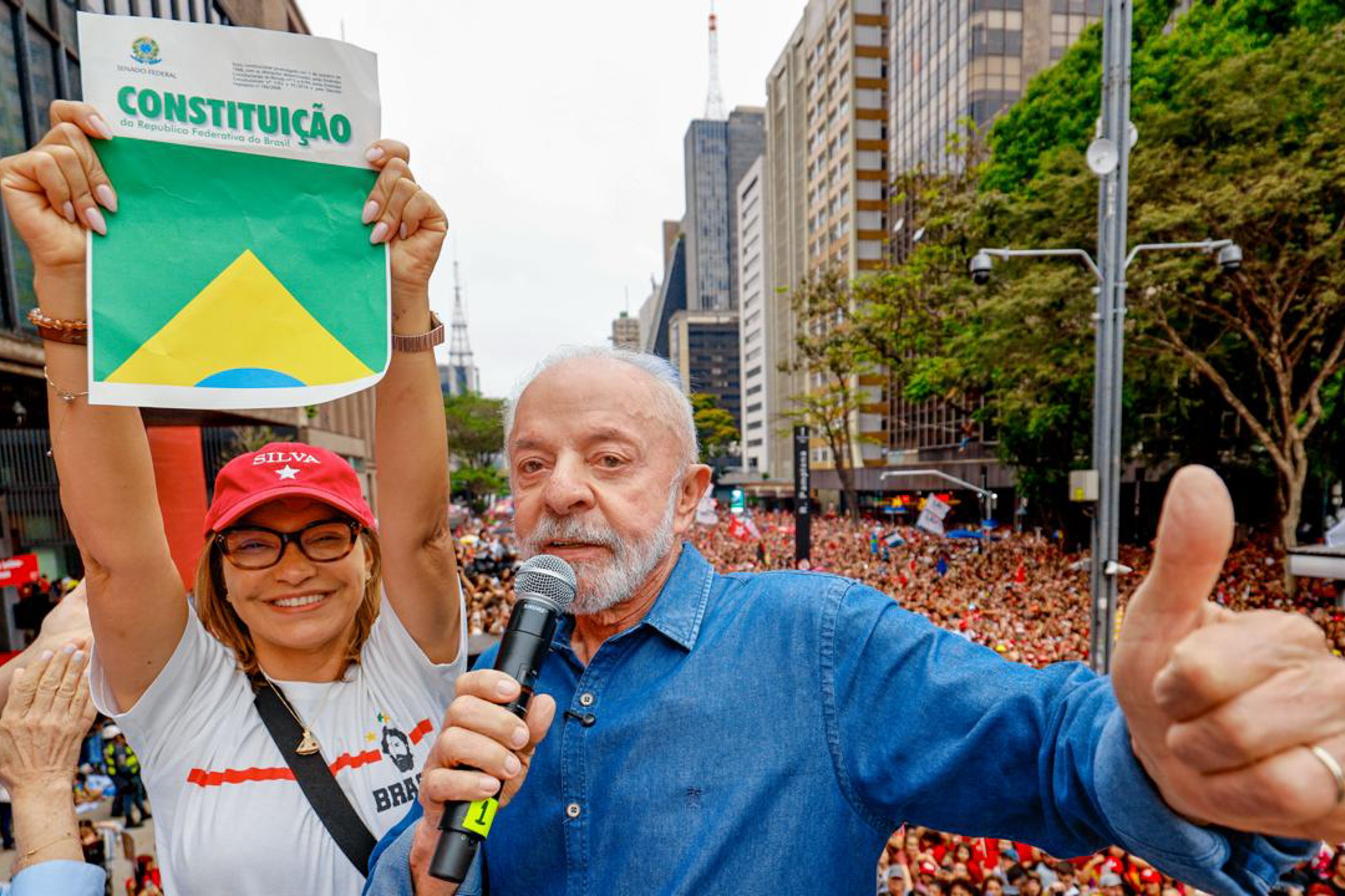 Campanha de Lula avalia como explorar fim da 6x1, mesmo com voto favorável de Flávio