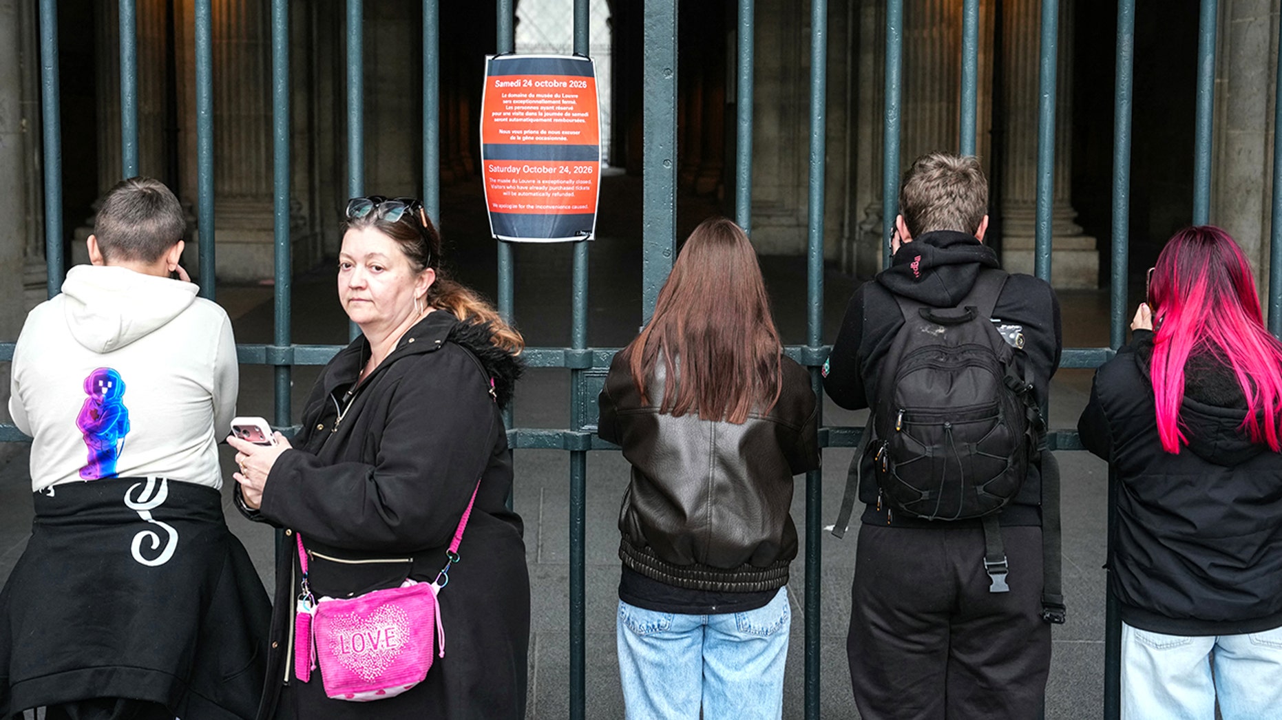 O Louvre afasta turistas enquanto Paris se prepara para uma nova onda de violência após distúrbios destrutivos