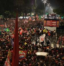 Fãs lotam Avenida Paulista Foto: TIAGO QUEIROZ / ESTADÃO CONTEÚDO