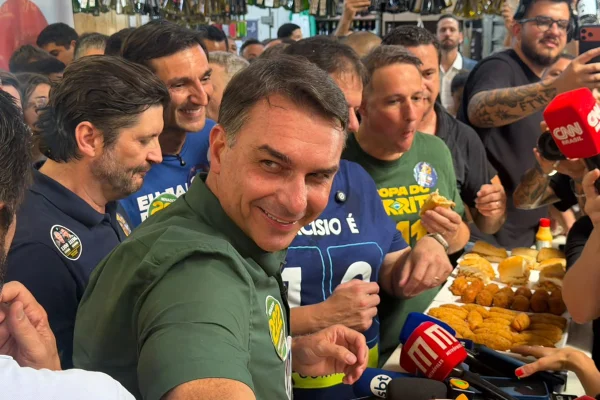 Flávio Bolsonaro foge da raia para escapar aos ataques de Renan Santos