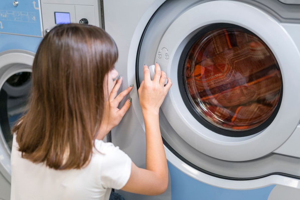 Roupa sai da máquina com cheiro ruim? 7 erros que você pode estar cometendo