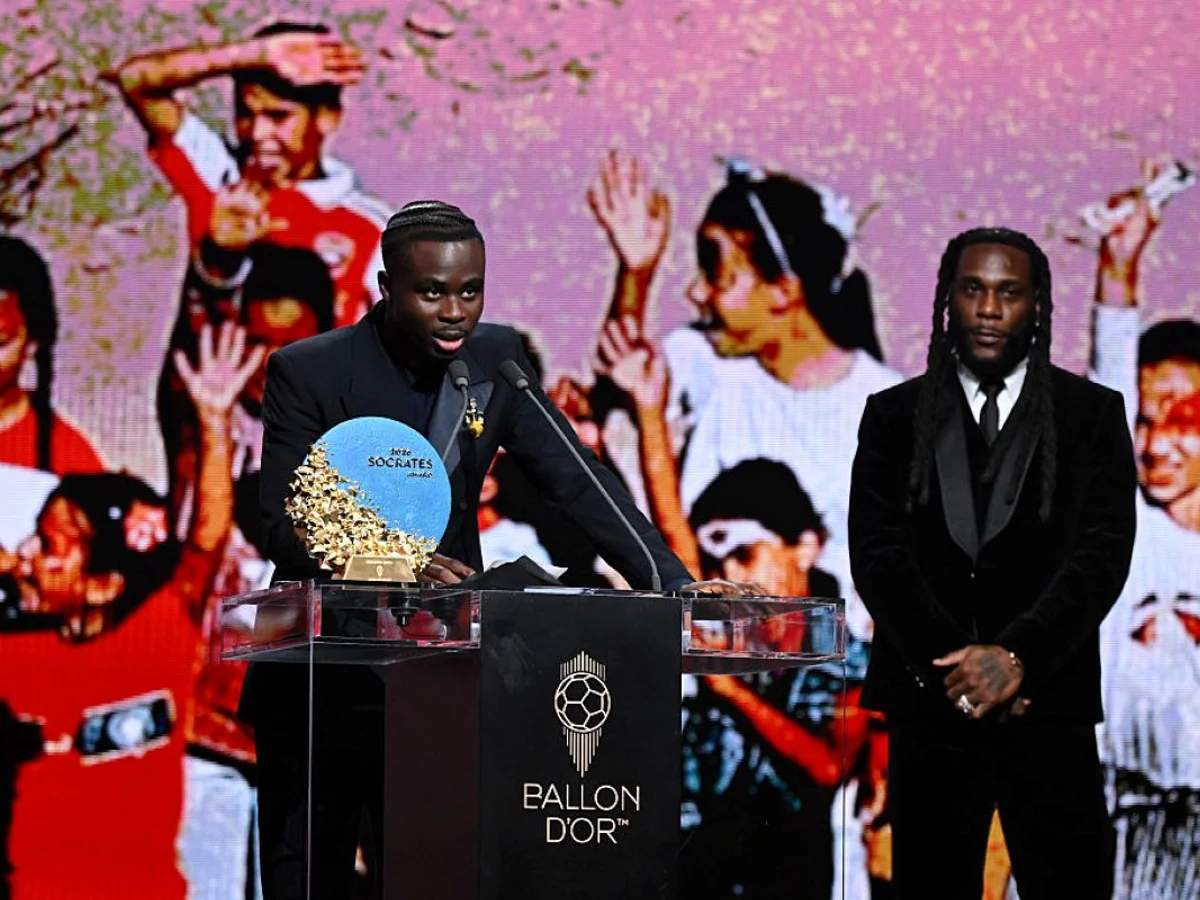 Bukayo Saka, do Arsenal, leva Prêmio Sócrates na cerimônia da Bola de Ouro