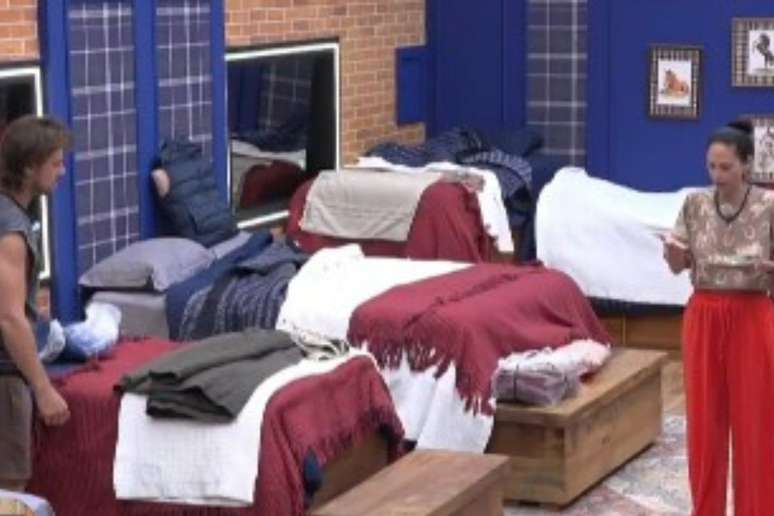 A Fazenda: Ariela e Giovanna jogam leite uma na outra e provocam briga generalizada