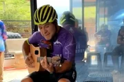 Cantor Daniel toca para fãs durante peregrinação a Aparecida (SP) de bicicleta