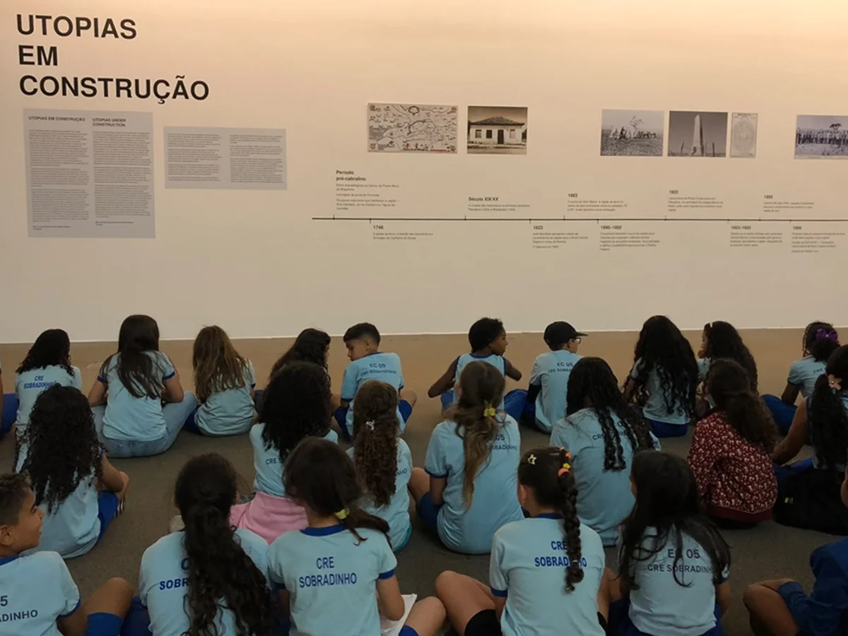 Mostra Utopias em construção faz alunos viajarem pela história de Brasília