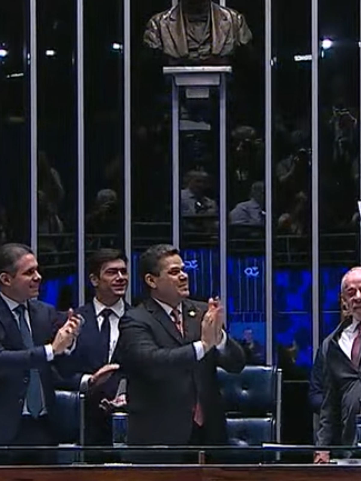 Em 'data histórica', Congresso promulga fim da escala 6x1 em sessão com Lula