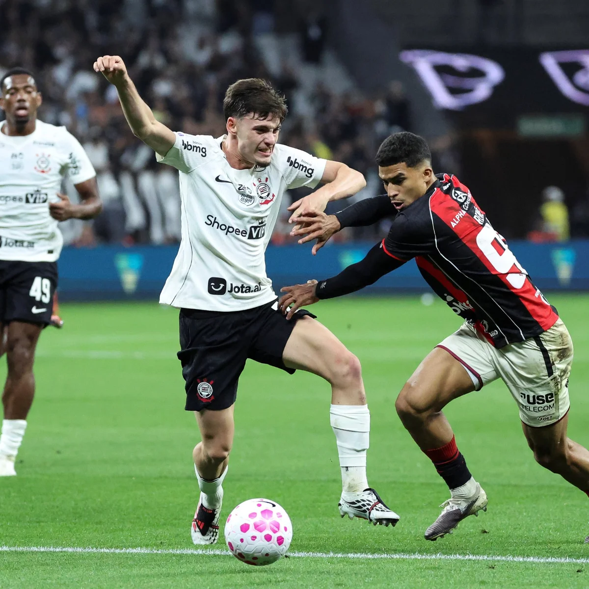 Com polêmica, Corinthians empata com Vitória e chega a 10 jogos sem vencer