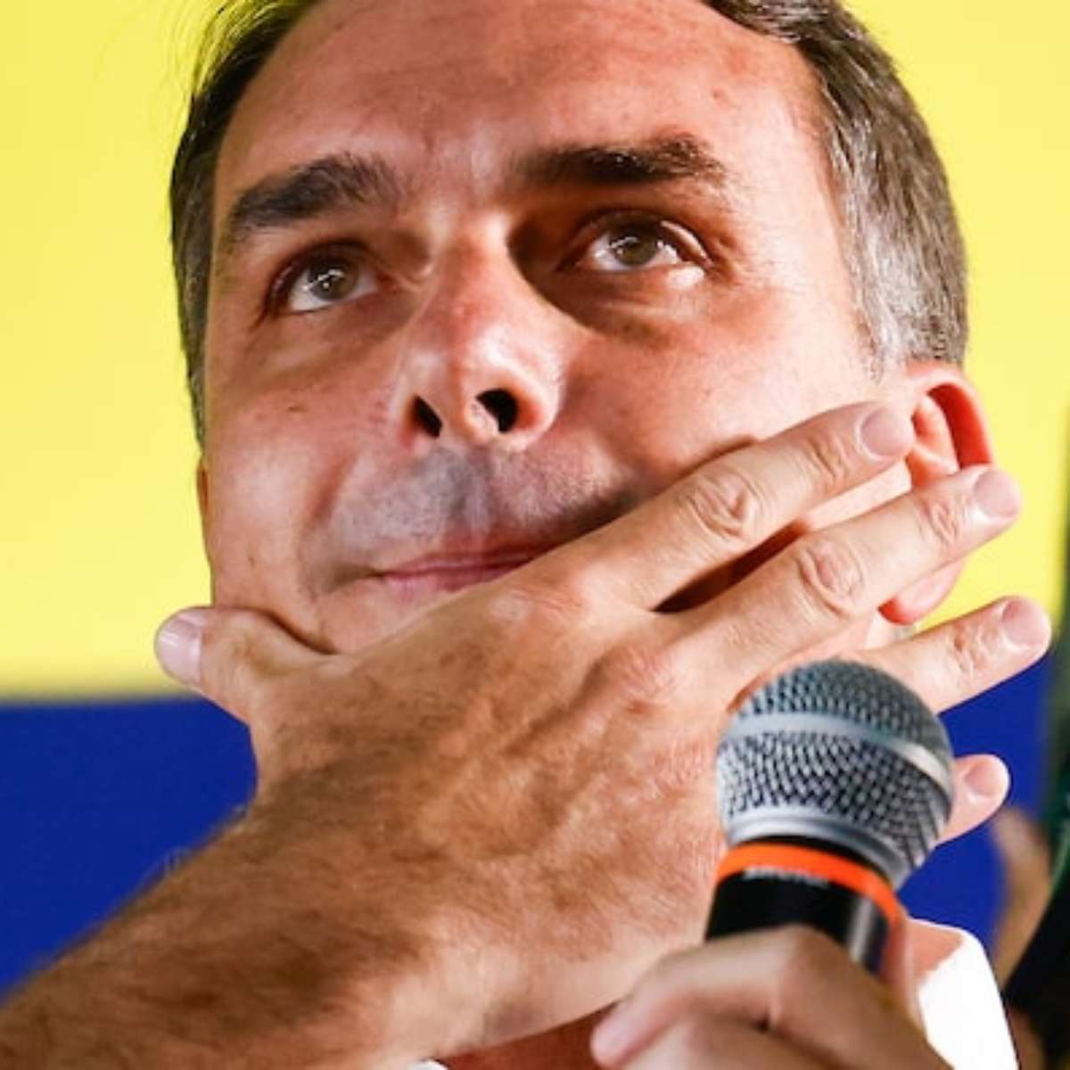 Por que Flávio Bolsonaro é proibido de deixar o Brasil?