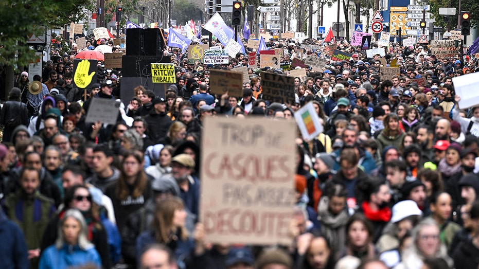 O Louvre afasta turistas enquanto Paris se prepara para uma nova onda de violência após distúrbios destrutivos