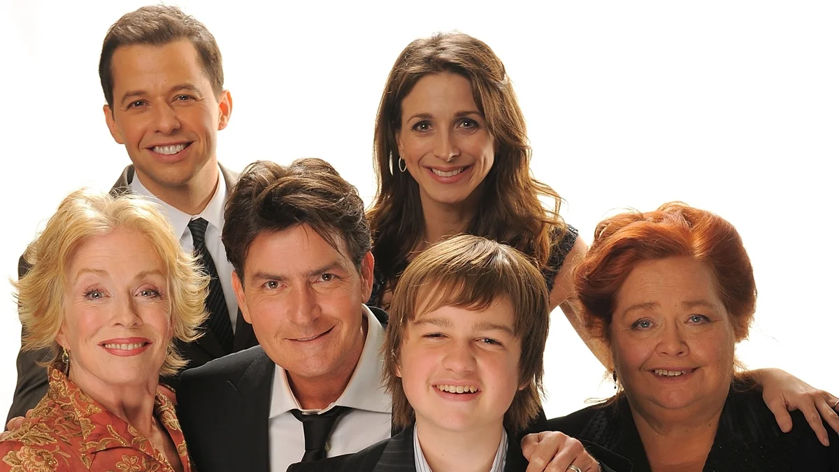 Estrela de Two and a Half Men detona salários da série: "Nunca pagaram bem"