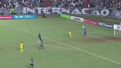 Série C: goleiro da Inter de Limeira comete falha bizarra em gol de empate do Brusque